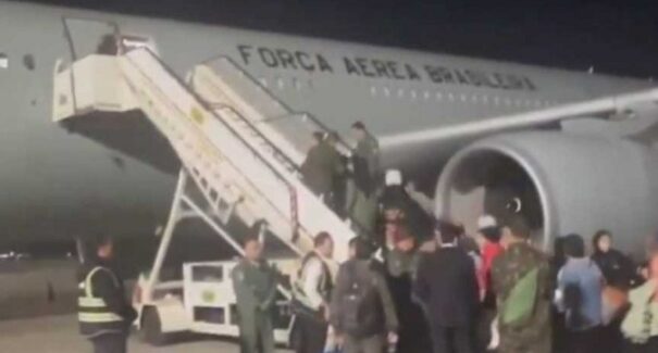 Avião com 48 brasileiros que estavam em Gaza chega a Brasília