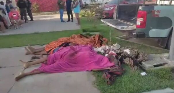 Corpos de homens mortos em confronto com a polícia ficam jogados em frente ao hospital