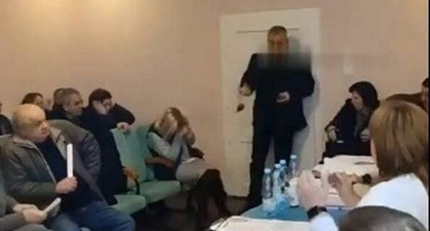 Deputado detona granadas em reunião de conselho na Ucrânia