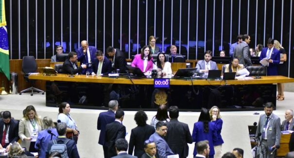 Pelo fim da violência contra mulheres, Câmara aprova 14 projetos da bancada feminina