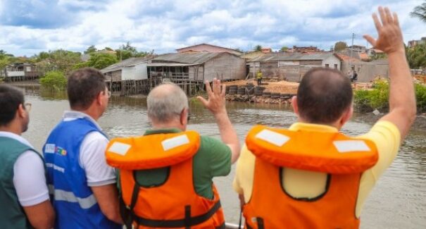Governador Carlos Brandão e ministro das Cidades em exercício vistoriam Rio Anil, em São Luís