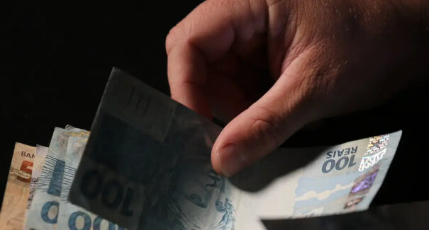Trabalhadores com renda de até dois salários mínimos voltarão a pagar Imposto de Renda