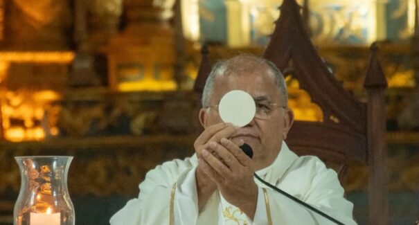 Religiosos festejam passagem de ano com festa, orações e louvor
