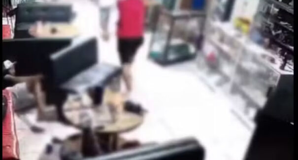 Homens trocam tiros dentro de um bar e uma das vítimas morreu baleada