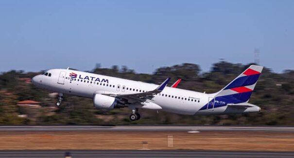 Avião se choca com pássaro e causa transtorno no aeroporto Cunha Machado