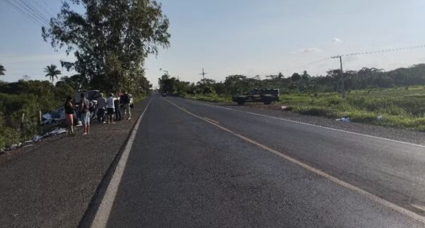 Motorista perde o controle do carro e mata duas pessoas