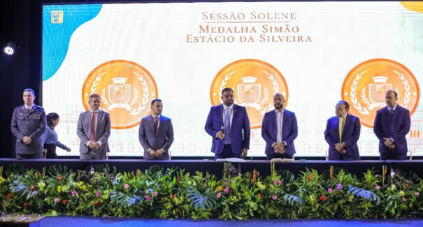 Em noite de homenagens, Câmara Municipal concede a medalha Simão Estácio da Silveira