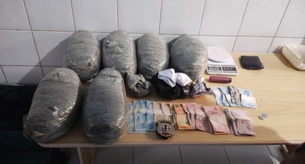 Homem suspeito de homicídio é preso com mais de seis quilos de maconha