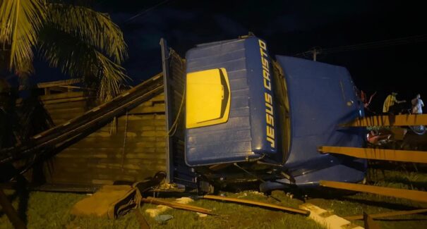Colisão entre dois caminhões deixa três feridos na BR-316, em Santa Inês