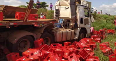 Moradores são multados após serem flagrados saqueando carga de caminhão tombado