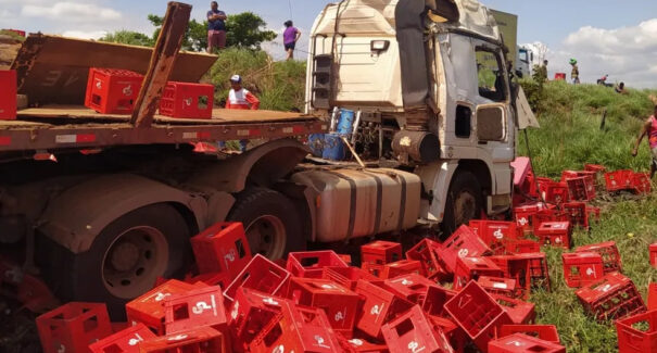 Moradores são multados após serem flagrados saqueando carga de caminhão tombado