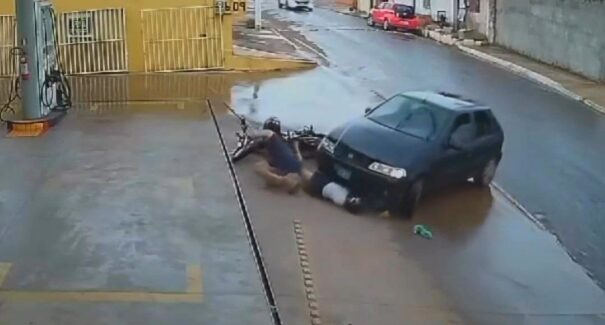 Mulher fica presa embaixo do carro após acidente com moto no interior do MA
