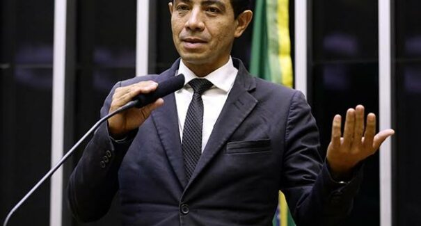 Deputado maranhense gasta 86% da cota parlamentar em autopromoção