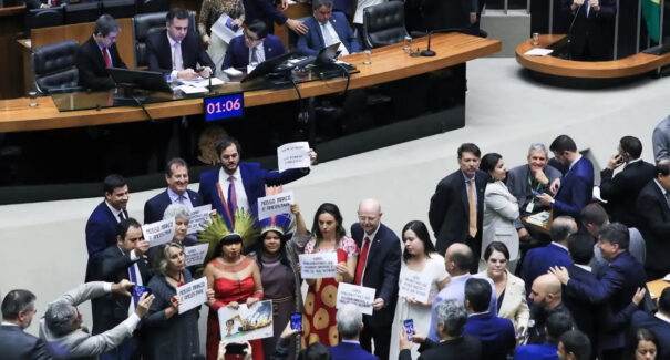 Congresso derruba vetos de Lula e mantém marco temporal das terras indígenas