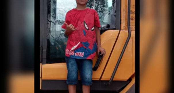 Criança de 7 anos morre após ser atingida por bala na cabeça durante tiroteio