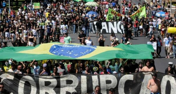 Brasil cai 10 posições em índice que mede percepção sobre corrupção