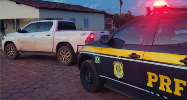 PRF recupera 3 veículos roubados e prende homem com mandado de prisão em aberto
