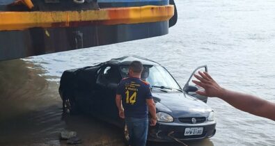 Carro cai na maré, embaixo de ferry boat