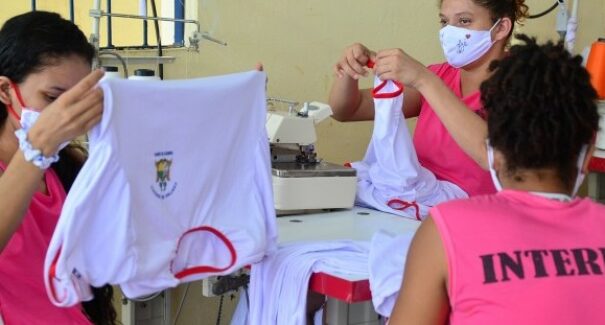 Mão de obra carcerária realiza confecção de fardamentos para escolas públicas do Estado