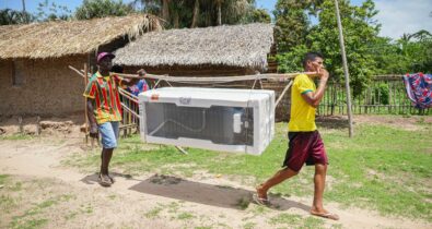 Moradores da Ilha do Cajual recebem geladeiras novas da Equatorial Maranhão