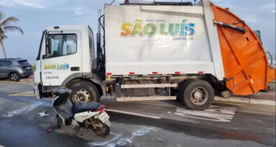 Caminhão de lixo fica atravessado em avenida após acidente em São Luís