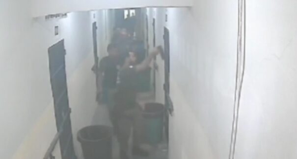 Agentes penitenciários são investigados por  jogar spray de pimenta em presos