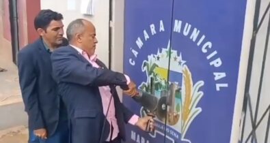 Vereadores arrombam Câmara Municipal no interior do Maranhão