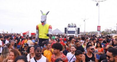 Primeiro domingo de Pré-Carnaval arrasta multidão para acompanhar shows na orla da capital