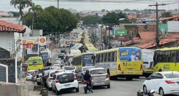 Greve de ônibus é suspensa e frota deve voltar a circular nesta terça (17)