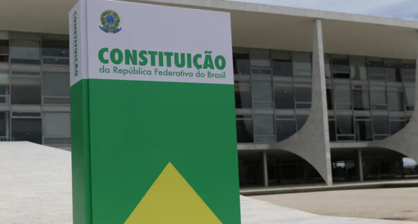 Sedes dos três poderes exibem representação da Constituição Federal