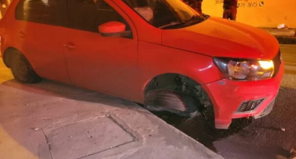 Assaltantes fazem motorista de aplicativo refém e batem o carro durante a fuga