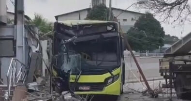 Motorista de ônibus perde o controle e derruba postes em São Luís