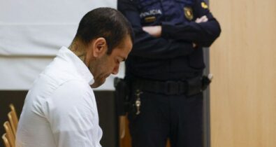 Daniel Alves é condenado a 4 anos e meio de prisão por estupro