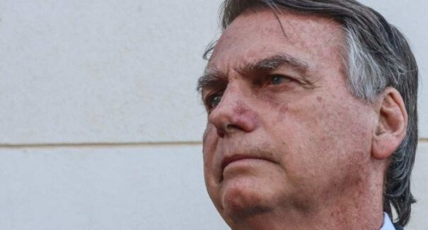 Bolsonaro deixa sede da PF, após ficar em silêncio em depoimento