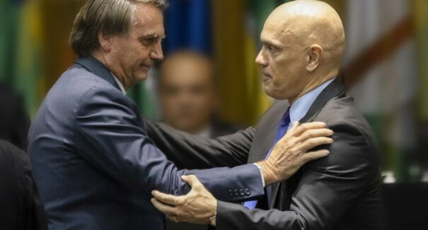 Alexandre de Moraes pede avaliação da PGR sobre arquivamento de inquérito contra Bolsonaro