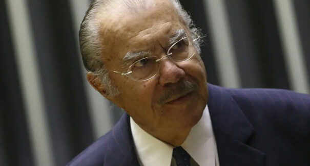 Ex-presidente José Sarney sofre queda e lesiona braço durante caminhada
