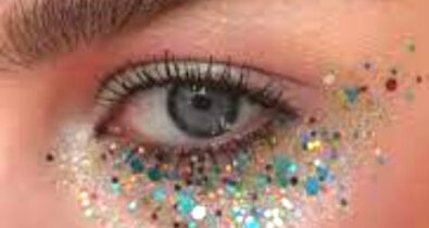 Veja os cuidados com o excesso de brilho na maquiagem desse Carnaval