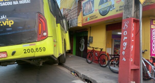 Ônibus invade estabelecimento comercial após falha mecânica na MA-201