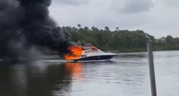 Lancha pega fogo no Rio Preguiças, em Barreirinhas