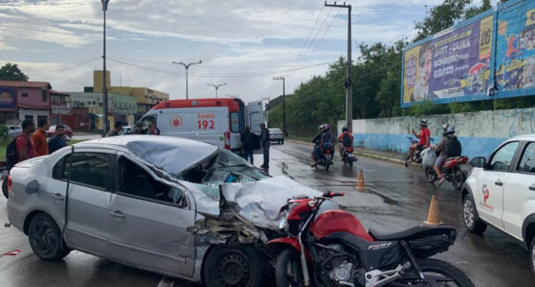 Três veículos batem em um caminhão em manutenção na Avenida dos Franceses