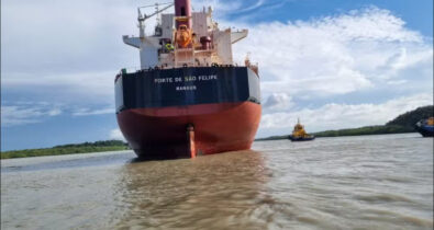 Navio com 22 mil toneladas de bauxita segue encalhado no litoral do MA