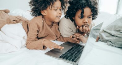 Tempo de tela aumentou mais de 50% entre as crianças desde 2020, diz estudo
