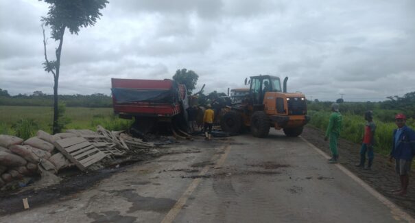 PRF interdita trecho da BR-135 para destombamento de carreta