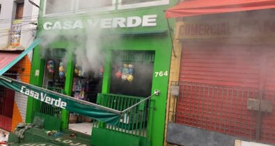 Bombeiros investigam causas de incêndio que destruiu lojas no Centro de São Luís