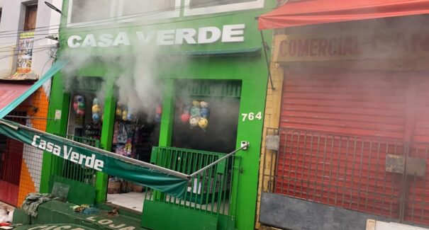Bombeiros investigam causas de incêndio que destruiu lojas no Centro de São Luís