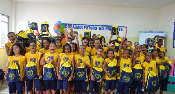 Kits pedagógicos são entregues as crianças do MA no incentivo a permanência aos estudos