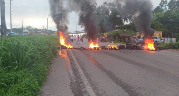 Manifestantes bloqueiam acesso da BR-135 nos dois sentidos da rodovia