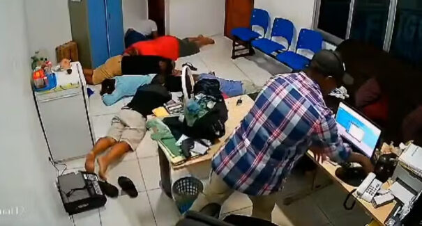Criminoso faz oito pessoas reféns durante assalto a escritório de supermercado em Caxias