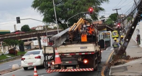 Colisão em poste na Av. dos Franceses causa falta de energia em alguns bairros da região