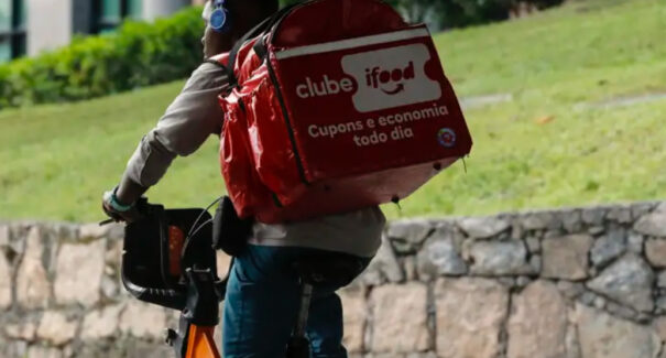 Violência contra entregadores tem herança escravista, diz pesquisador